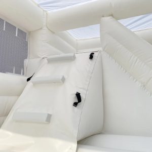 Chateau gonflable blanc à l'interieur