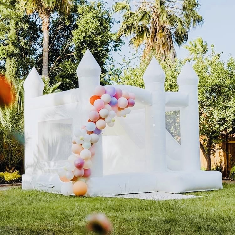 Découvrez notre château gonflable blanc, une option parfaite pour divertir les enfants lors de vos événements spéciaux. Son design moderne et élégant s'adapte à tous les décors, ajoutant une touche de sophistication à votre fête. Contactez-nous dès maintenant pour réserver cette attraction incontournable et assurez-vous que votre événement soit mémorable pour tous les invités, petits et grands. Ne manquez pas l'opportunité de créer des souvenirs uniques avec notre château gonflable blanc. Réservez dès aujourd'hui pour garantir le succès de votre prochaine fête