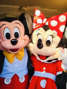 Mickey et Minnie célèbrent l'anniversaire d'une fillette de 4 ans