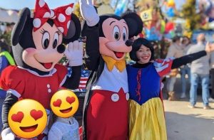 Mascottes Mickey et Minnie à la fête de village de Valbonne.