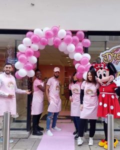 Mascotte Minnie à l'ouverture du magasin Donuts Dream à Cannes