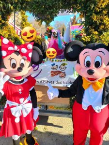 Mascottes Mickey et Minnie participant à une fête de village à Valbonne