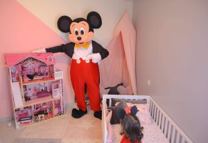 Location de mascotte Mickey Mouse faisant une surprise à une petite fille de 3 ans lors d'une fête