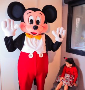 Location mascotte Mickey Mouse surprenant une petite fille de 3 ans lors d'une fête.