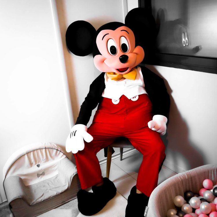 Mascotte Mickey mouse en location Mascotte Mickey mouse sur une chaise dans un anniversaire à Vence