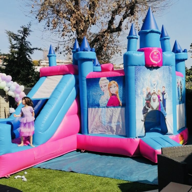Une petite princesse émerveillée fête son anniversaire dans notre château gonflable La Reine des Neiges ! Réservez dès maintenant pour offrir à votre enfant une fête d'anniversaire inoubliable !