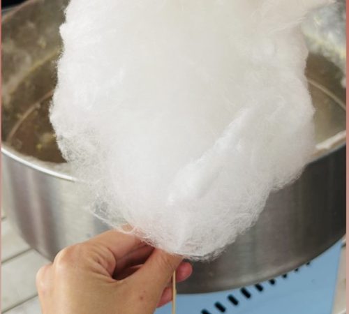 Enfants savourant des barbes à papa sucrées à la kermesse organisée par AS Vence avec la participation de Kidazur.