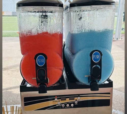 Enfants savourant des granitas rafraîchissantes sous le soleil estival à la kermesse de Vence.